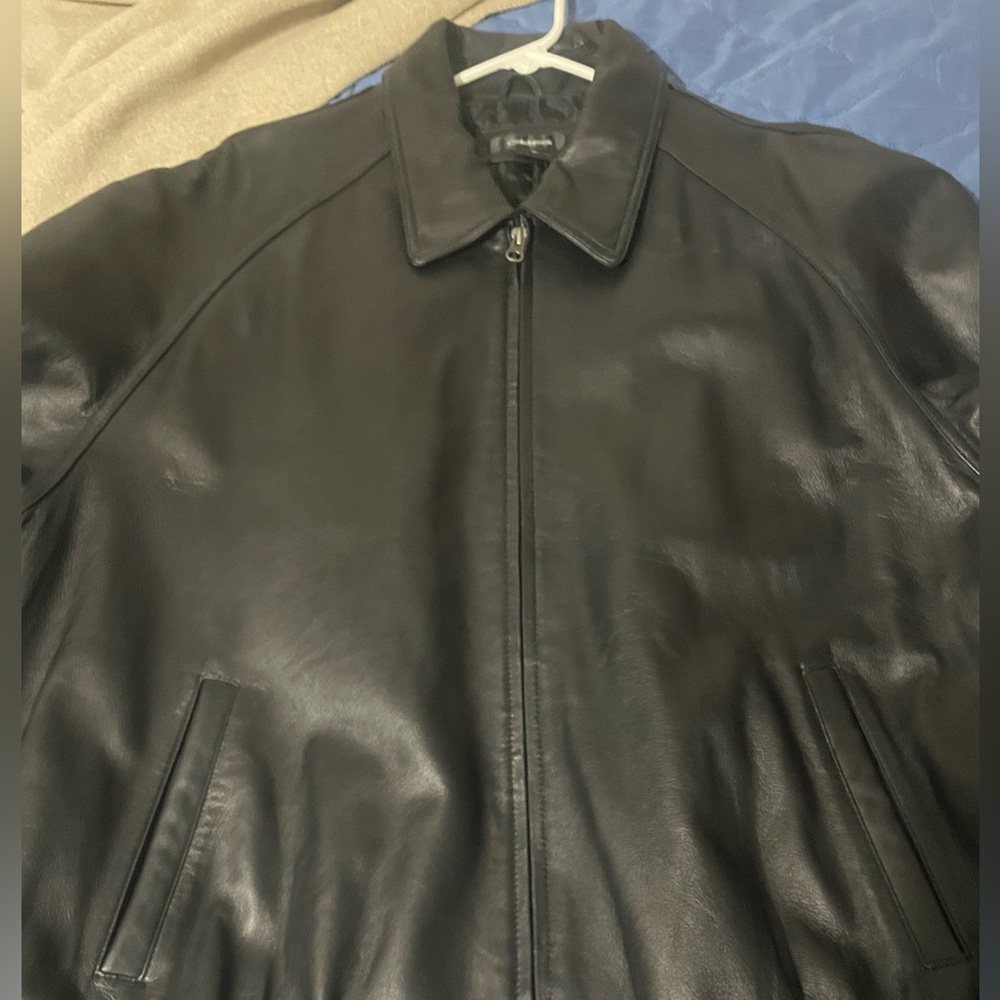 Men's Classic Black Leather Bomber Jacket 100% insulated in excellent condition.